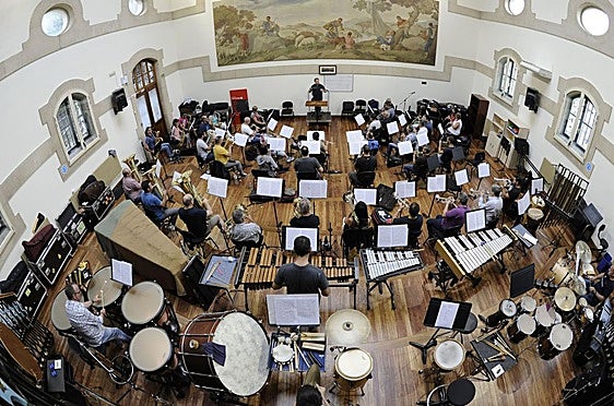 Ensayo de la Banda Municipal de Musica de Bilbao, bajo la direccion de Jose Rafael pascual Vilaplana.