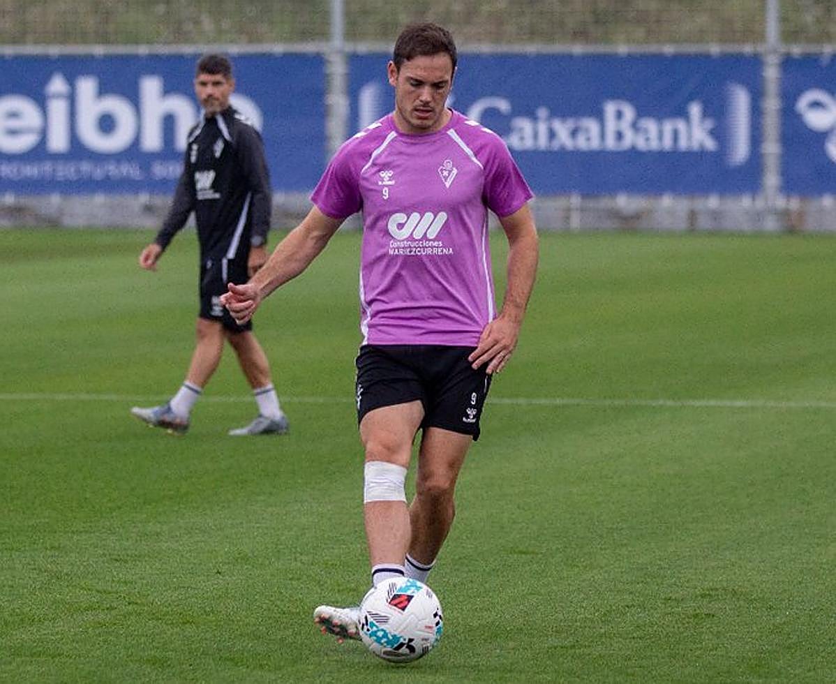 El 'pichichi' del curso pasado ya toca balón en Areitio, protegiendo la rodilla que le ha tenido apartado