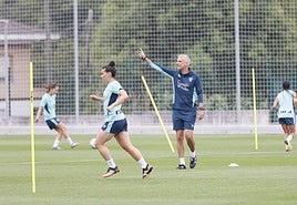 El entrenador Javier Lerga dando instrucciones durante un entrenamiento del pretemporada del Athletic femenino