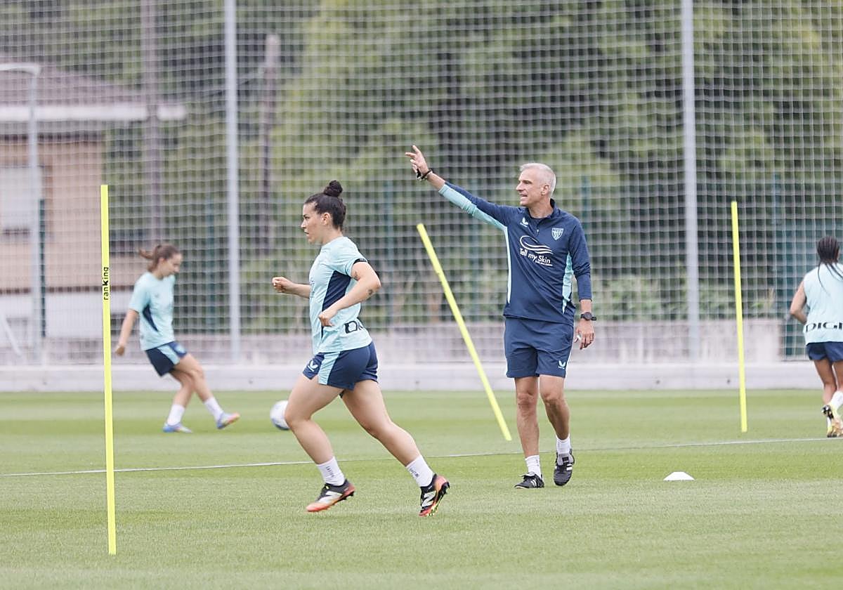 El entrenador Javier Lerga dando instrucciones durante un entrenamiento del pretemporada del Athletic femenino