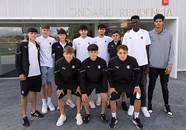 Canteranos del Baskonia y el Alavés, ante la puerta principal de la residencia.