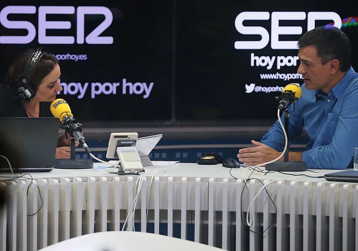 Bueno y Sánchez durante una entrevista en la Cadena SER.