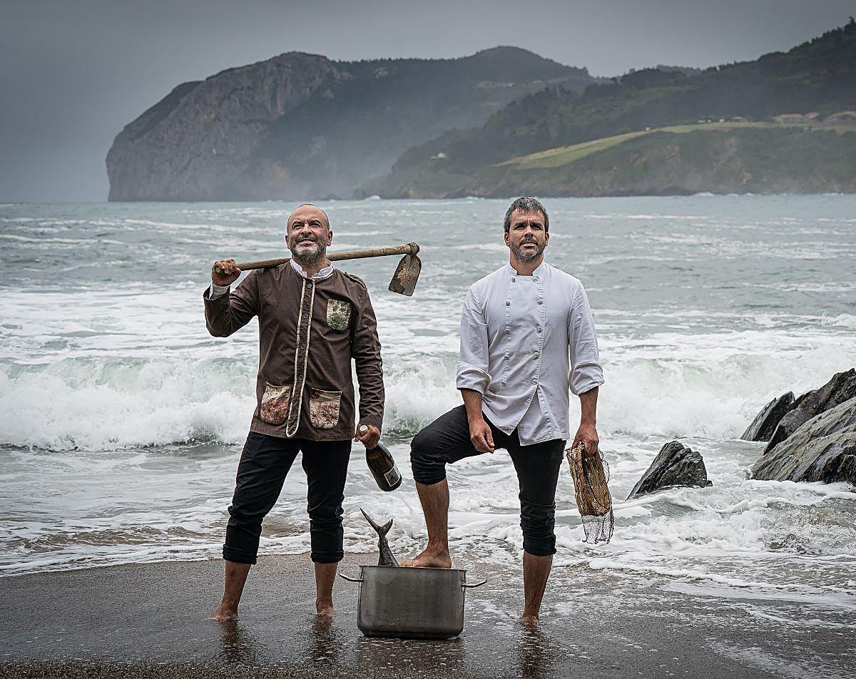 Los hermanos Josu y Gaizka Goikoetxea Larrauri (Nafarrola) en la playa de Hondartzape (Mundaka), con el Cabo Ogoño a sus espaldas, en el corazón de la Reserva de Urdaibai.