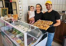 Yahaira y Sebastián han abierto una pastelería-heladería en el Casco Viejo.