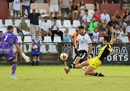 Instante del gol de Carlos Doncel que le hizo perder al Barakaldo por 1-0 ante el Mérida.