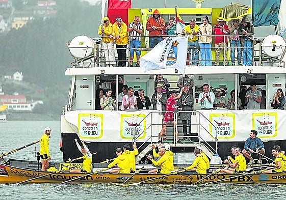 El patrón de Orio, Gorka Aranberri, ondea la Bandera de Bueu en el barco de la organización.