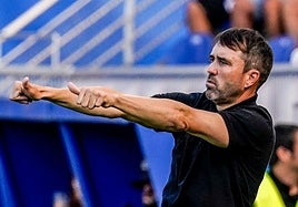 Coudet gesticula durante el partido.