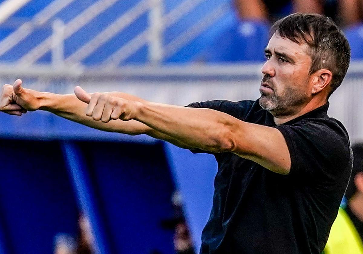 Coudet gesticula durante el partido.