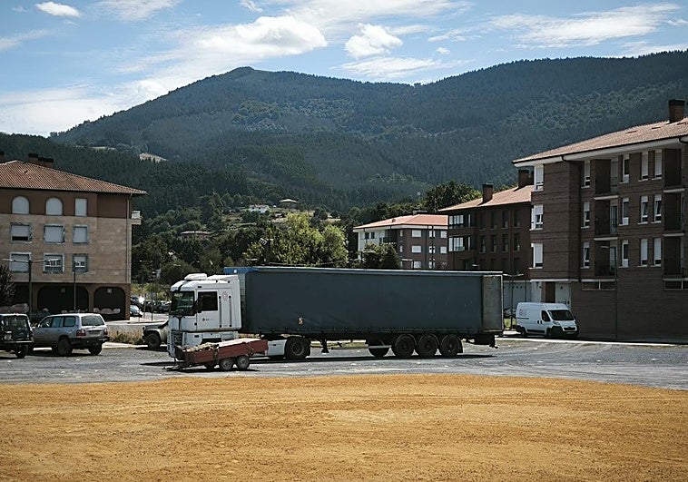 Recuperan el camión encajado en una pista de Orozko: «Han hecho magia»