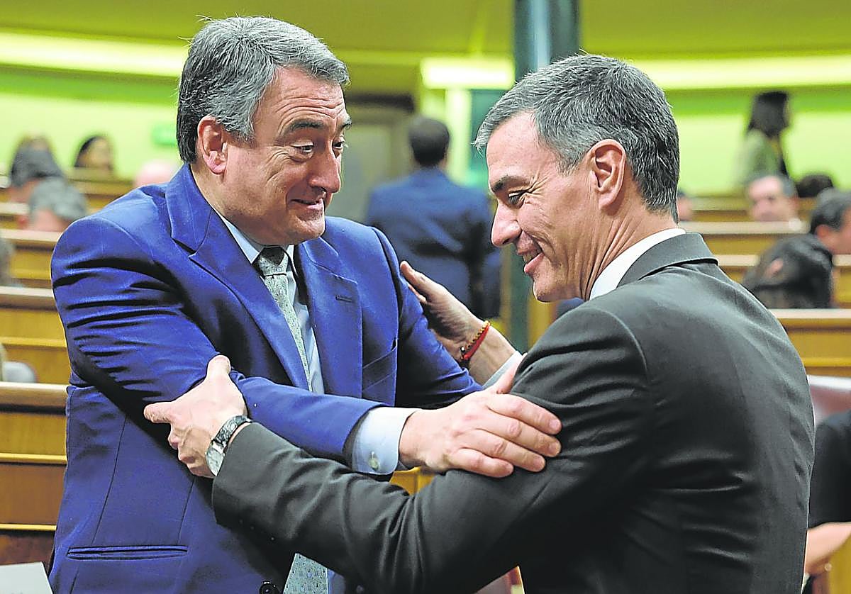 Pedro Sánchez y Aitor Esteban se saludan en el Congreso de los Diputados.