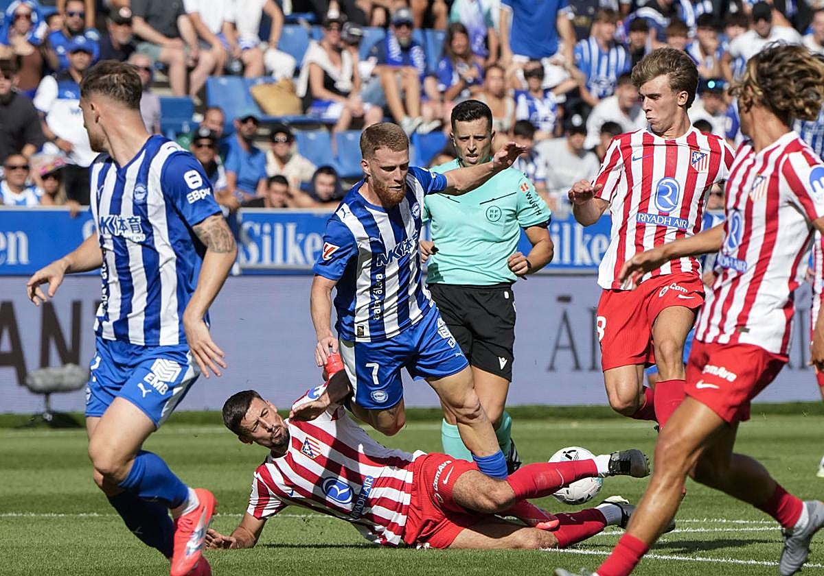 Carlos Vicente es derribado por Lenglet.