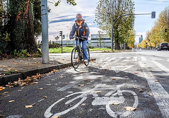 Una ciclista en una de las zonas industriales de Vitoria.