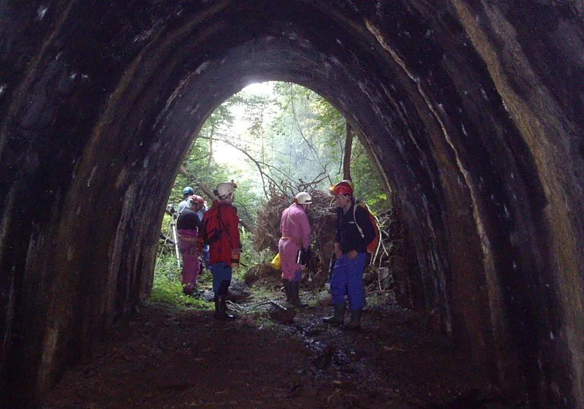 Un grupo de espeleólogos en una de las bocas del túnel de Herreros.