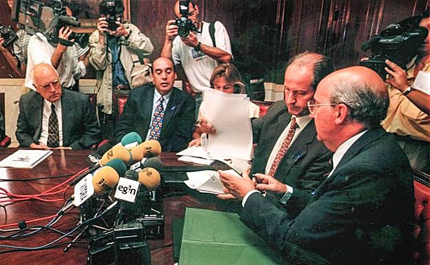 Firma del protocolo para la llegada de la Ertzaintza a Vitoria entre José Ángel Cuerda y Juan María Atutxa.