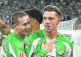 Lo Celso celebra el gol del Betis frente al Alavés en La Cartuja.