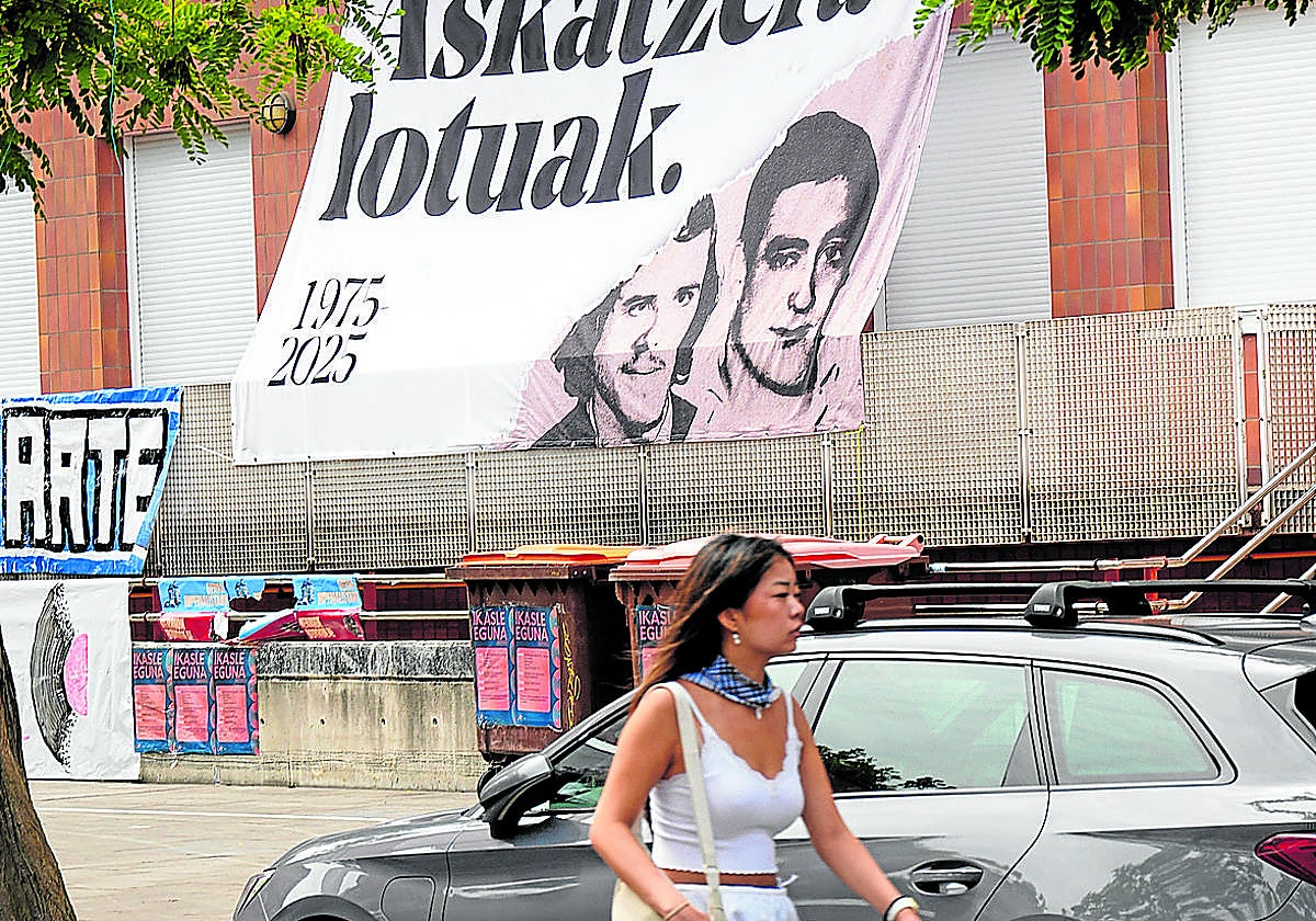 El Gobierno vasco pide a juristas un estudio sobre cómo actuar con las pancartas de ETA