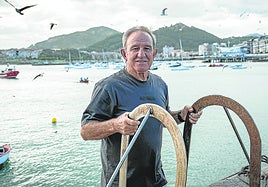 Korta posa en las escaleras del puerto de Castro Urdiales