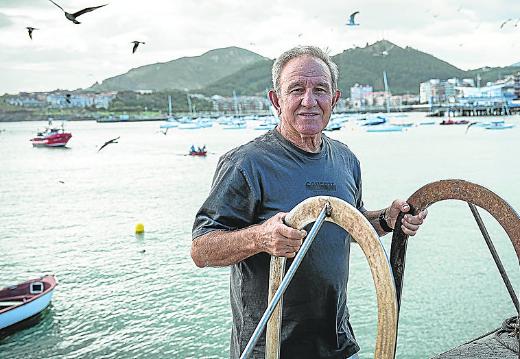 Korta posa en las escaleras del puerto de Castro Urdiales