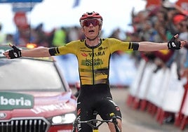 Vingegaard celebró con los brazos en cruz en Valdezcaray.