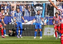 Los jugadores del Alavés se lamentan tras el gol del Atlético.