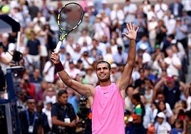 Carlos Alcaraz celebra su victoria ante Rinderknech.