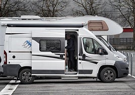 Autocaravanas estacionadas en una calle de la capital de Álava.