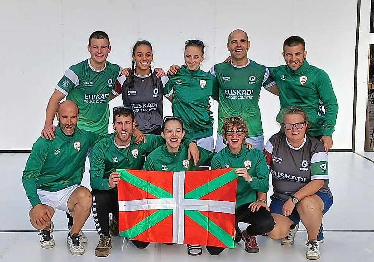 Miembros de la selección vasca en el frontón de wallball de Leeuwarden