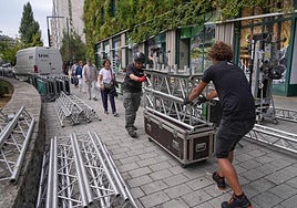 Un par de operarios durante el montaje en el exterior del Palacio Europa, donde se concentrarán todos los actos.