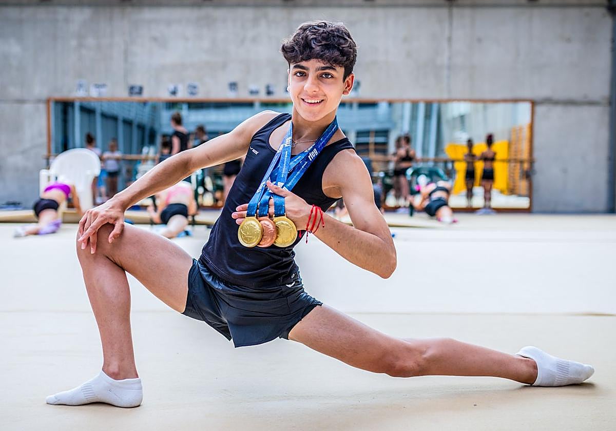 Jon Rivera posa con sus muchas medallas.