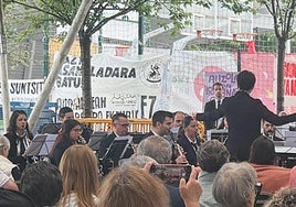 Imagen colgada por el diputado general en sus redes sociales, en la que se pueden apreciar los carteles colgados en el recinto festivo.