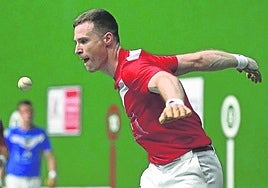 Artola ejecuta en saque en el frontón Beotibar.