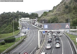 Tarde de retenciones en la A-8 dirección Bilbao con tres accidentes múltiples