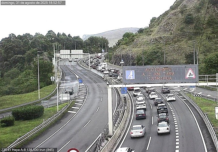 Tarde de retenciones en la A-8 dirección Bilbao con tres accidentes múltiples