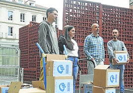 Entrega de las firmas para impulsar la Iniciativa Legislativa Popular en el Parlamento vasco.