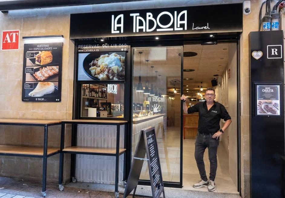 Francisco, a la puerta de su bar.