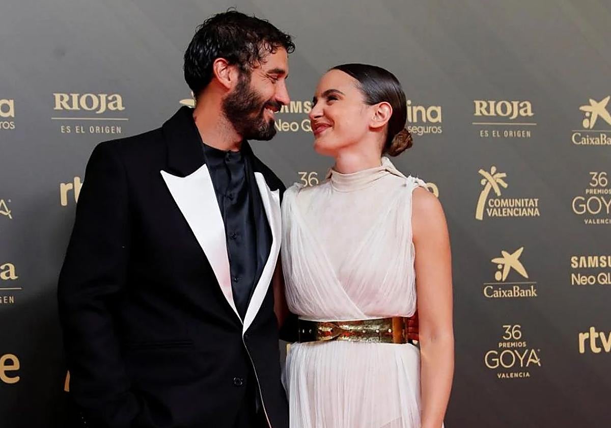 Alex García y Verónica Echegui posan en la alfombra roja de los Premios Goya 2022.