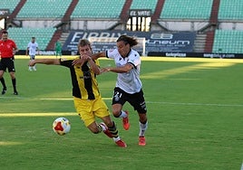 Beñat de Jesús pugna por un balón con Raúl Beneit en el Mérida-Barakaldo.