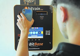 Cajero de bitcoin instalado en una de las tiendas que recientemente se han abierto en Bilbao.