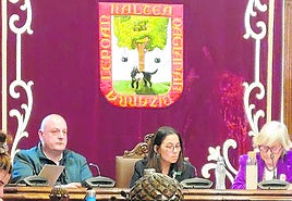 La alcaldesa Amaia Agirre, en el centro, junto a su 'número dos', Inaxio Uriarte, durante un pleno celebrado este año.