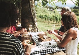 El programa del festival 'Mahasti artean' atrae todos los años a numeroso público a las diferentes bodegas de txakoli de Bizkaia.