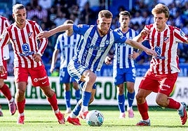 Carlos Vicente supera con la conducción a Griezmann y Barrios.