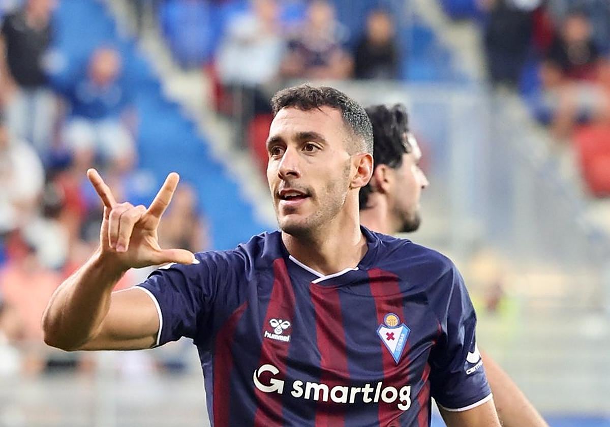 Álvaro Rodríguez, penúltimo de los 11 fichajes realizados este verano, celebra el gol que marcó al minuto de debutar como armero ante el Granada.