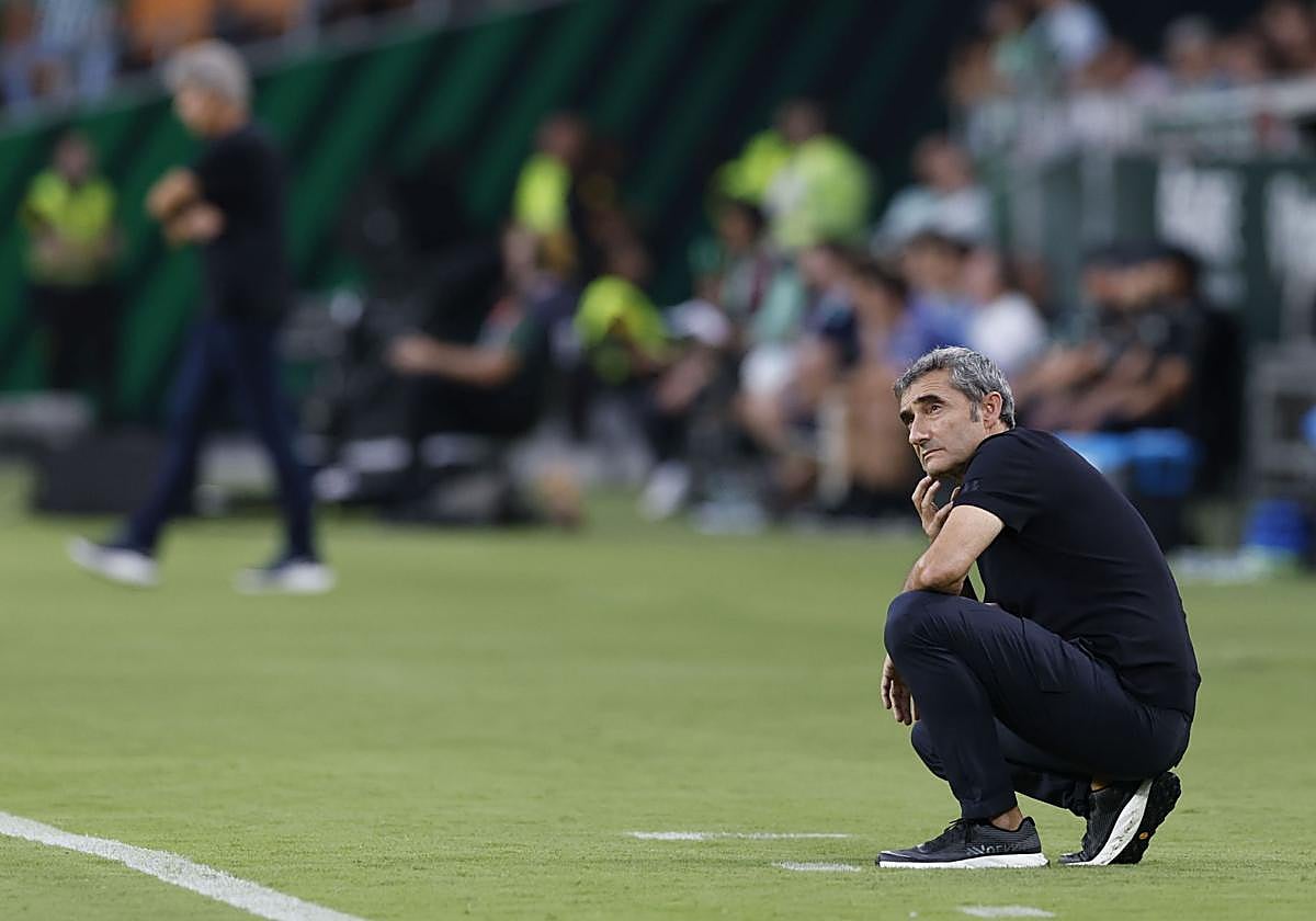 El entrenador del Athletic, Ernesto Valverde, durante el partido de LaLiga entre el Betis y el Athletic Club, este domingo en el estadio de la Cartuja.