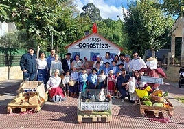 Participantes en el desfile de disfraces el pasado año.