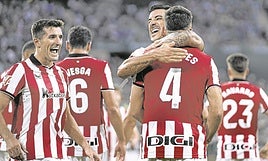 Berchiche abraza a Paredes en presencia de Vivián tras el 0-2 frente al Betis en La Cartuja