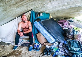 Pedro malvive bajo un puente en Vitoria desde hace «un año y cinco meses».