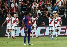 Los jugadores del Rayo celebran el gol de Fran Pérez, con Jules Koundé en primer plano.