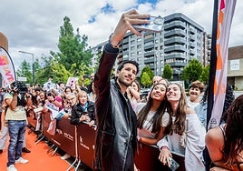 Yatra con varias seguidoras en la alfombra naranja.