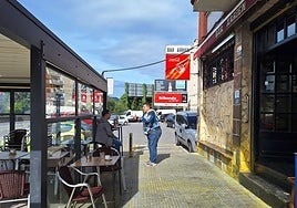 En la terraza y en la fachada del bar Arrien aún se aprecian los restos de pintura amarilla.