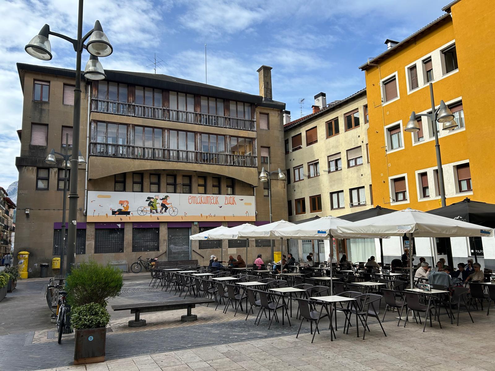 Imagen de la plaza del Ayuntamiento ubicada junto al antiguo edificio de Correos.